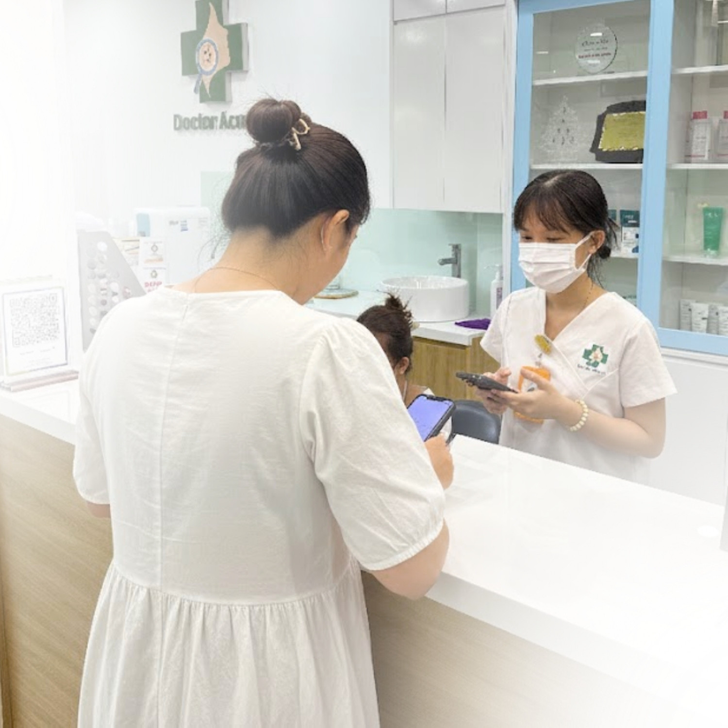 Bước 7_ Tư vấn sử dụng dược mỹ phẩm để chăm sóc da tại nhà