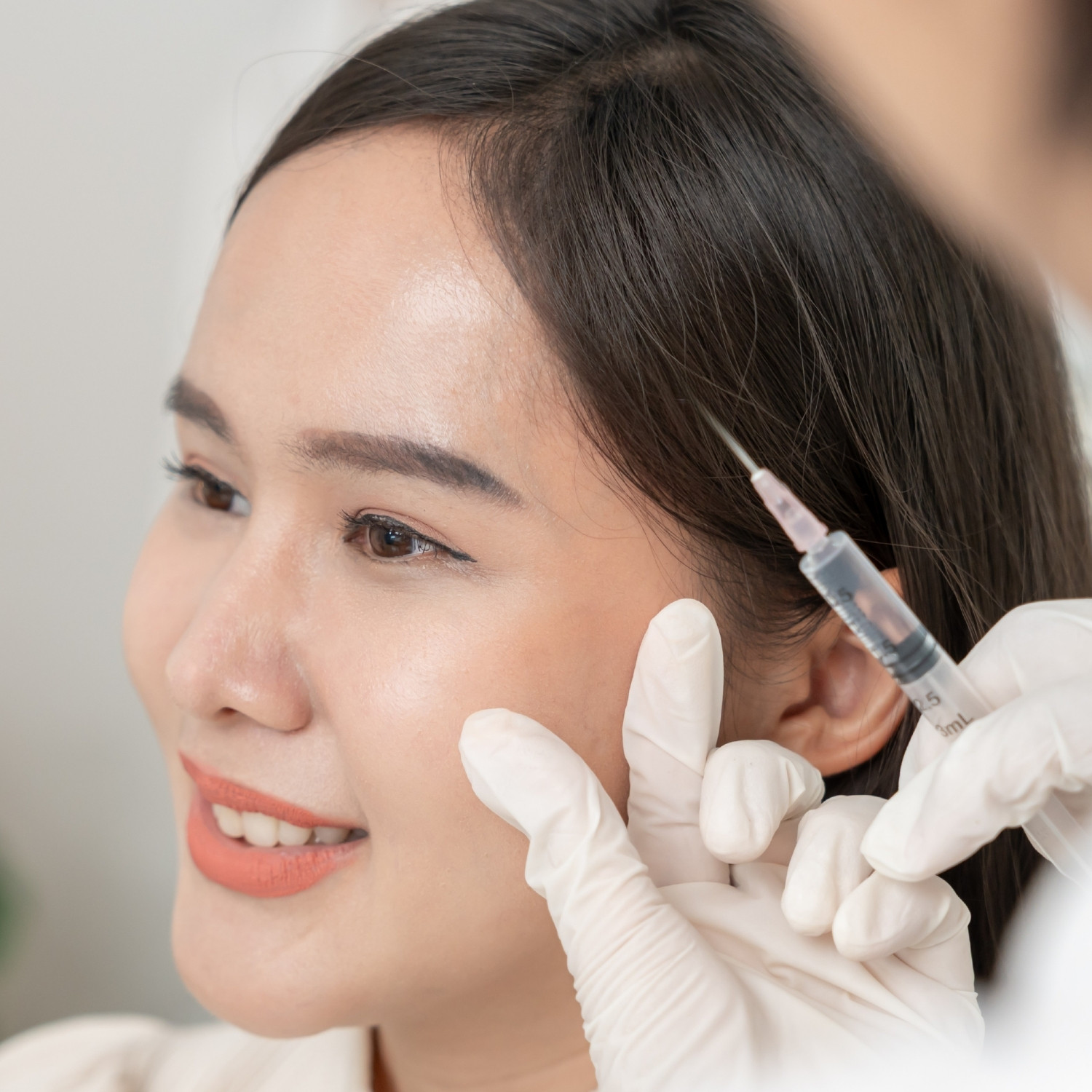 Người yêu thích tiêm trẻ hóa nhưng chịu đau kém